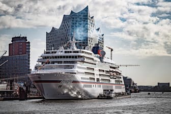 Ein Kreuzfahrtschiff in Hamburg: Vor zehn Tagen ist ein deutscher Passagier über Bord des Kreuzfahrtschiffes MS Europa gegangen.