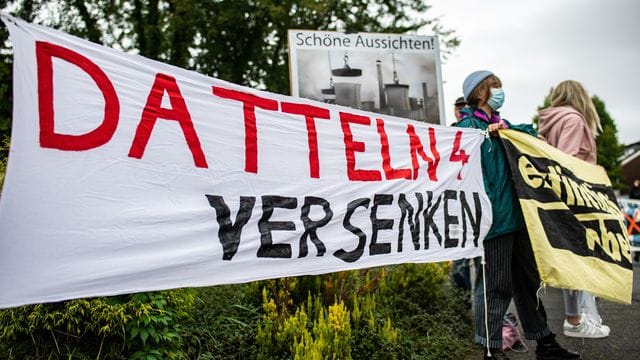 Vor der Verhandlung um den Streit um Datteln 4 stehen Aktivisten Vor der Verhandlung um den Streit um Datteln 4 stehen Aktivisten