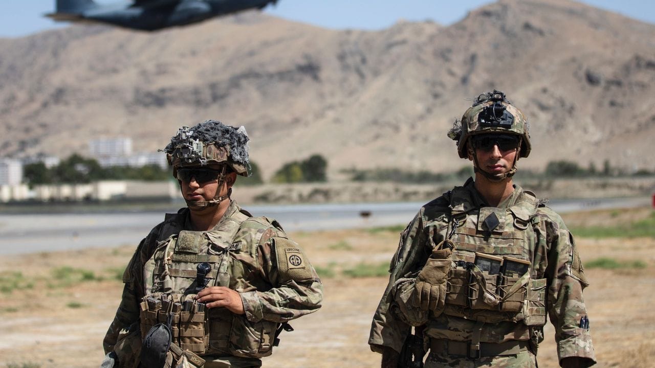 US-Fallschirmjäger der 82nd Airborne Division auf dem Flughafen in Kabul. US-Fallschirmjäger der 82nd Airborne Division auf dem Flughafen in Kabul.