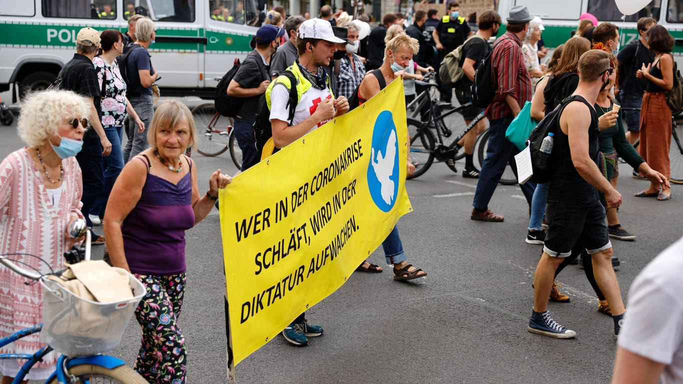 Demonstration von "Querdenkern"(Archivbild): Mehrere Versammlungen in Berlin wurden verboten.