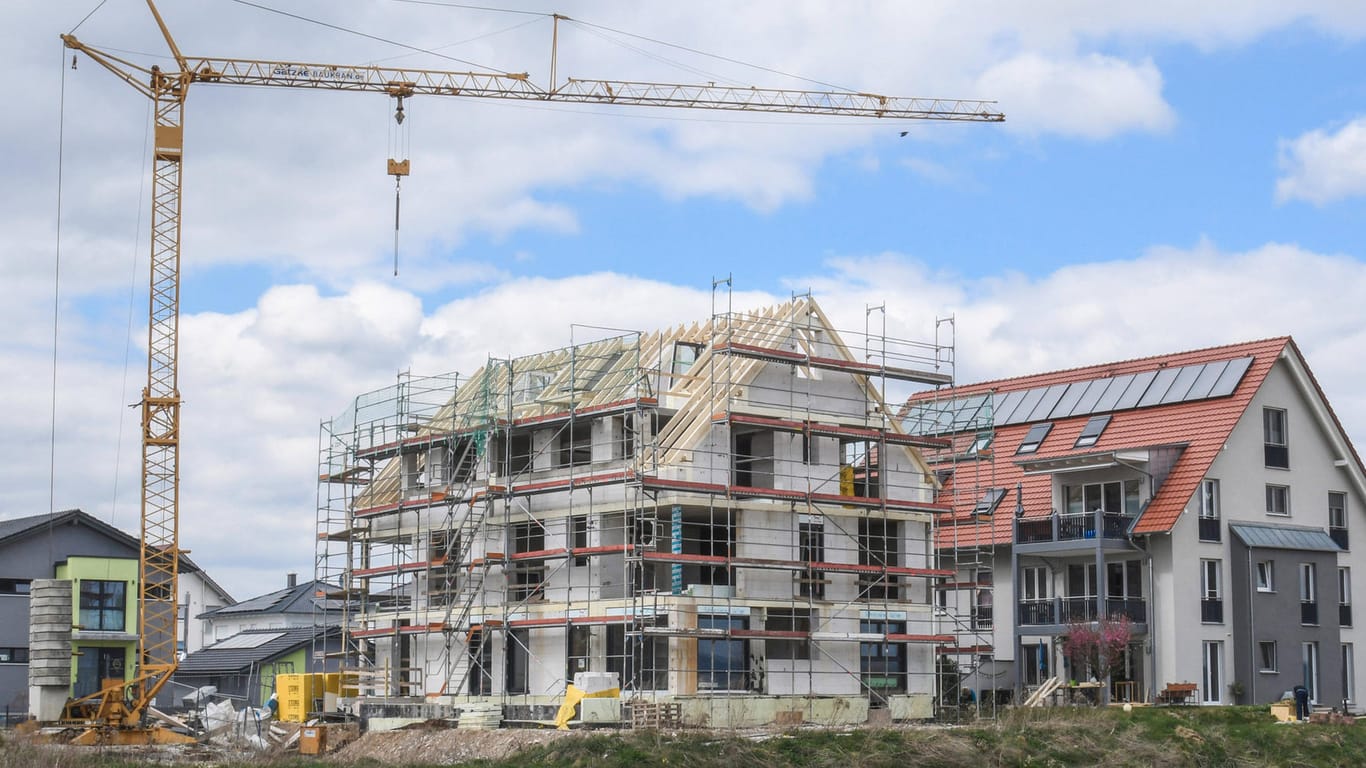 Wohnungsbau in einem Neubaugebiet (Symbolbild): Ein Quadratmeter baureifes Land kostete 2020 durchschnittlich 199 Euro.