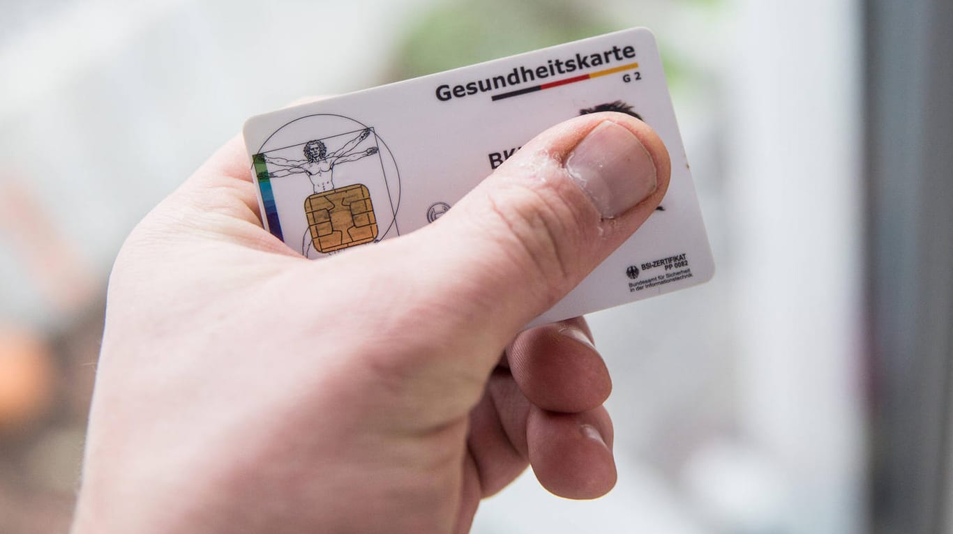 Krankenkassenkarte (Symbolbild): Die BKK24 wird nach der Beitragserhöhung zu einer der teuersten Krankenkassen Deutschlands.
