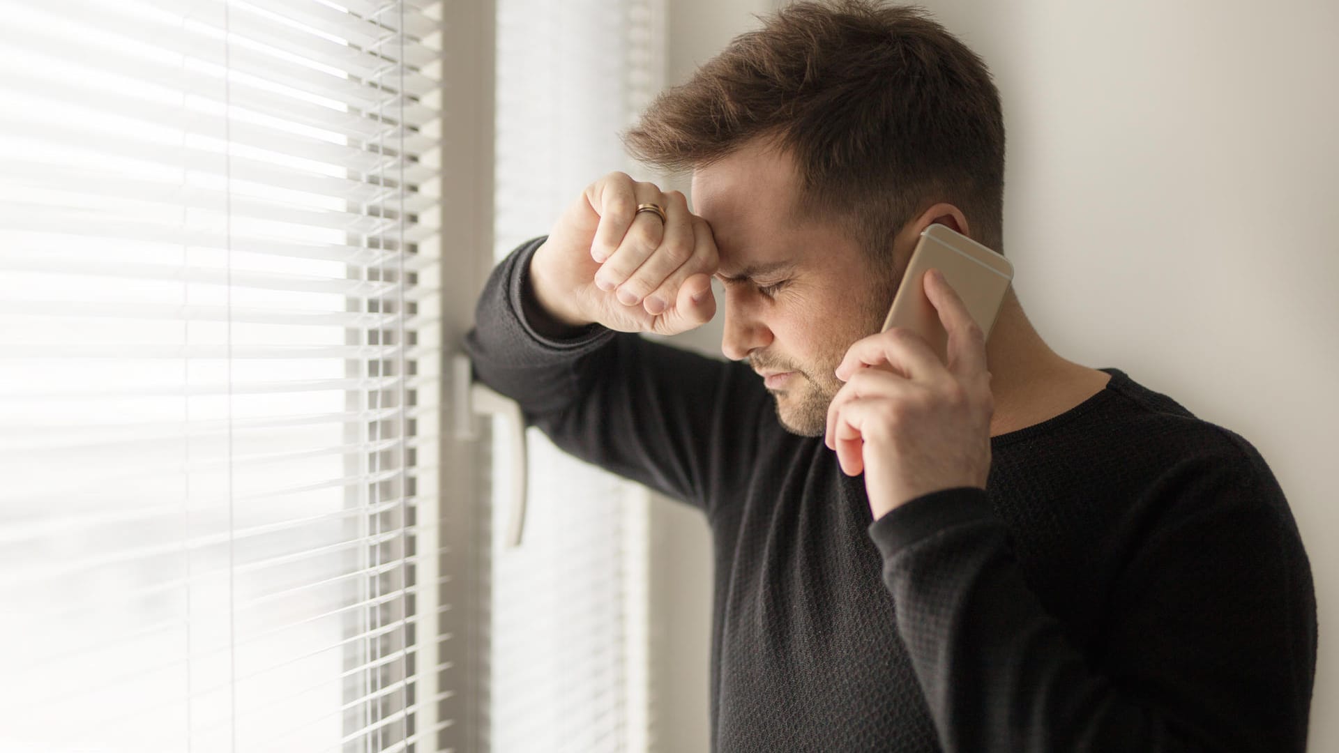 Mann am Telefon: Der Weg aus der Sucht kann mit einem Anruf bei der Suchtberatung beginnen.