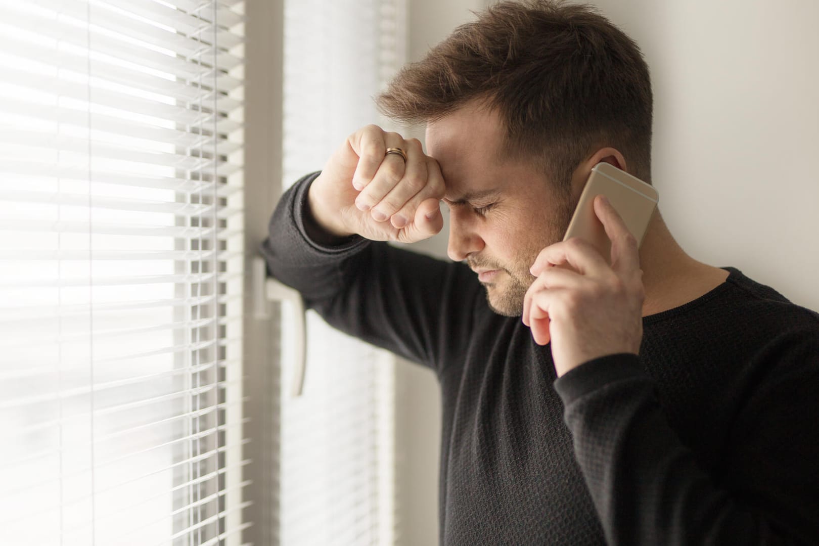 Mann am Telefon: Der Weg aus der Sucht kann mit einem Anruf bei der Suchtberatung beginnen.