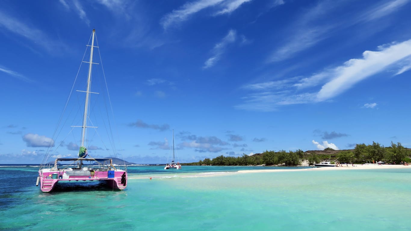 Türkisblaues Wasser vor der Ile Plate unweit vor Mauritius: Geimpften Reisenden wird der Urlaub im Land bald erleichtert.