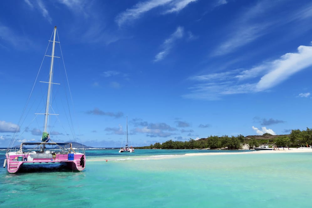 Türkisblaues Wasser vor der Ile Plate unweit vor Mauritius: Geimpften Reisenden wird der Urlaub im Land bald erleichtert.