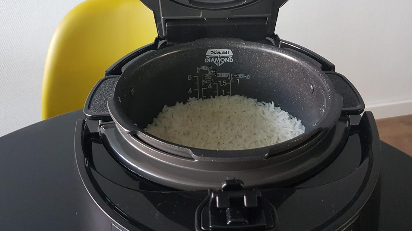 Der frisch gekochte Reis aus dem Reiskocher von Cuckoo bevor er aufgelockert wurde.