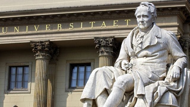 Ein Denkmal für Alexander von Humboldt vor dem Eingang der nach ihm benannten Universität (Archivbild): Eine Jobanzeige der Uni sorgte für Verwirrung.