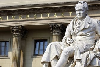 Ein Denkmal für Alexander von Humboldt vor dem Eingang der nach ihm benannten Universität (Archivbild): Eine Jobanzeige der Uni sorgte für Verwirrung.