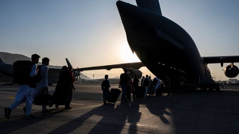 Afghanische Geflüchtete steigen in Kabul in ein Flugzeug