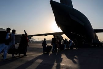 Afghanische Geflüchtete steigen in Kabul in ein Flugzeug