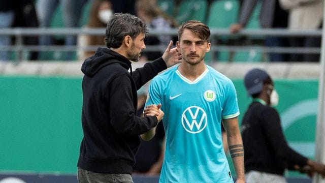 Wechselte in Münster einmal zuviel: Wolfsburg-Coach Mark van Bommel (l, hier mit Maximilian Philipp). Wechselte in Münster einmal zuviel: Wolfsburg-Coach Mark van Bommel (l, hier mit Maximilian Philipp).