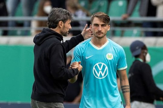 Wechselte in Münster einmal zuviel: Wolfsburg-Coach Mark van Bommel (l, hier mit Maximilian Philipp).