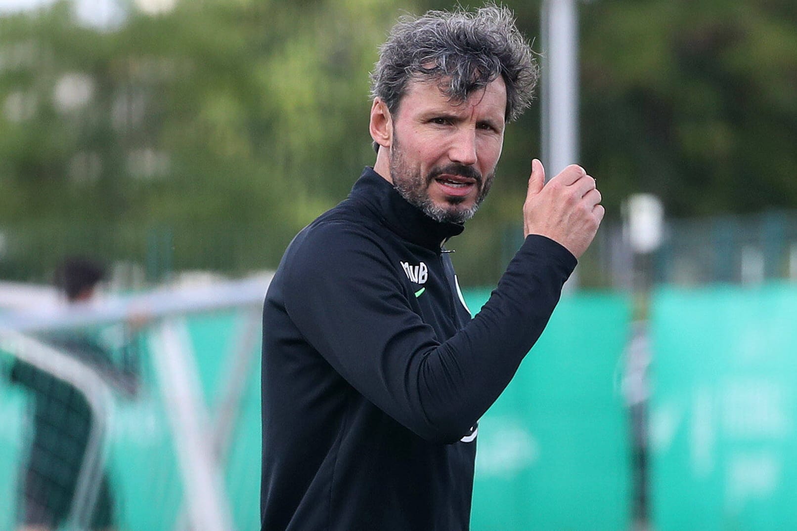 Trainer Mark van Bommel darf trotz Erstrundensieg mit dem VfL Wolfsburg nicht mehr im Pokal mitmischen.