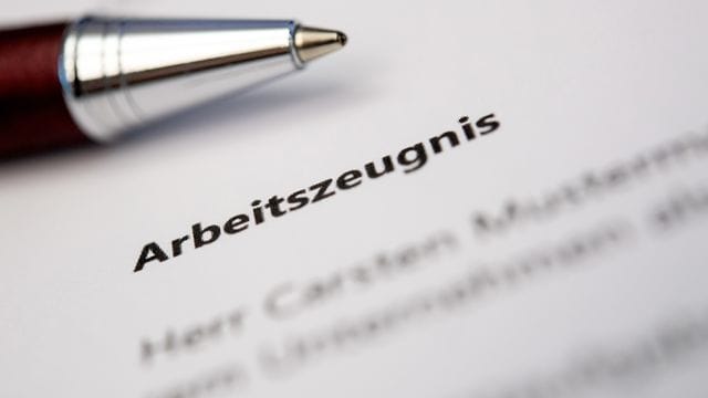 Ein Arbeitszeugnis soll Auskunft über Kenntnisse und Fähigkeiten von Arbeitnehmern geben - Schulnoten bilden das nicht ausreichend ab, urteilt ein Gericht.