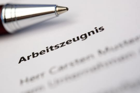 Ein Arbeitszeugnis soll Auskunft über Kenntnisse und Fähigkeiten von Arbeitnehmern geben - Schulnoten bilden das nicht ausreichend ab, urteilt ein Gericht.