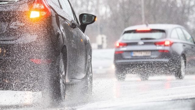 Jetzt bloß langsam machen: Bei nasser Fahrbahn kann es zu Aquaplaning kommen.