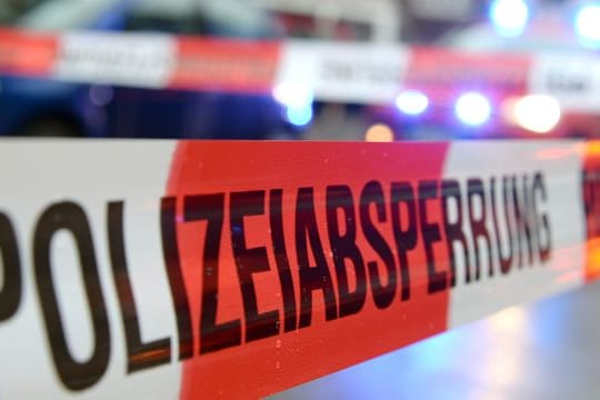 Absperrung der Polizei: Nach dem Fund von Leichenteilen in Gornau wird "wegen des Verdachts eines nichtnatürlichen Todesfalles" ermittelt.