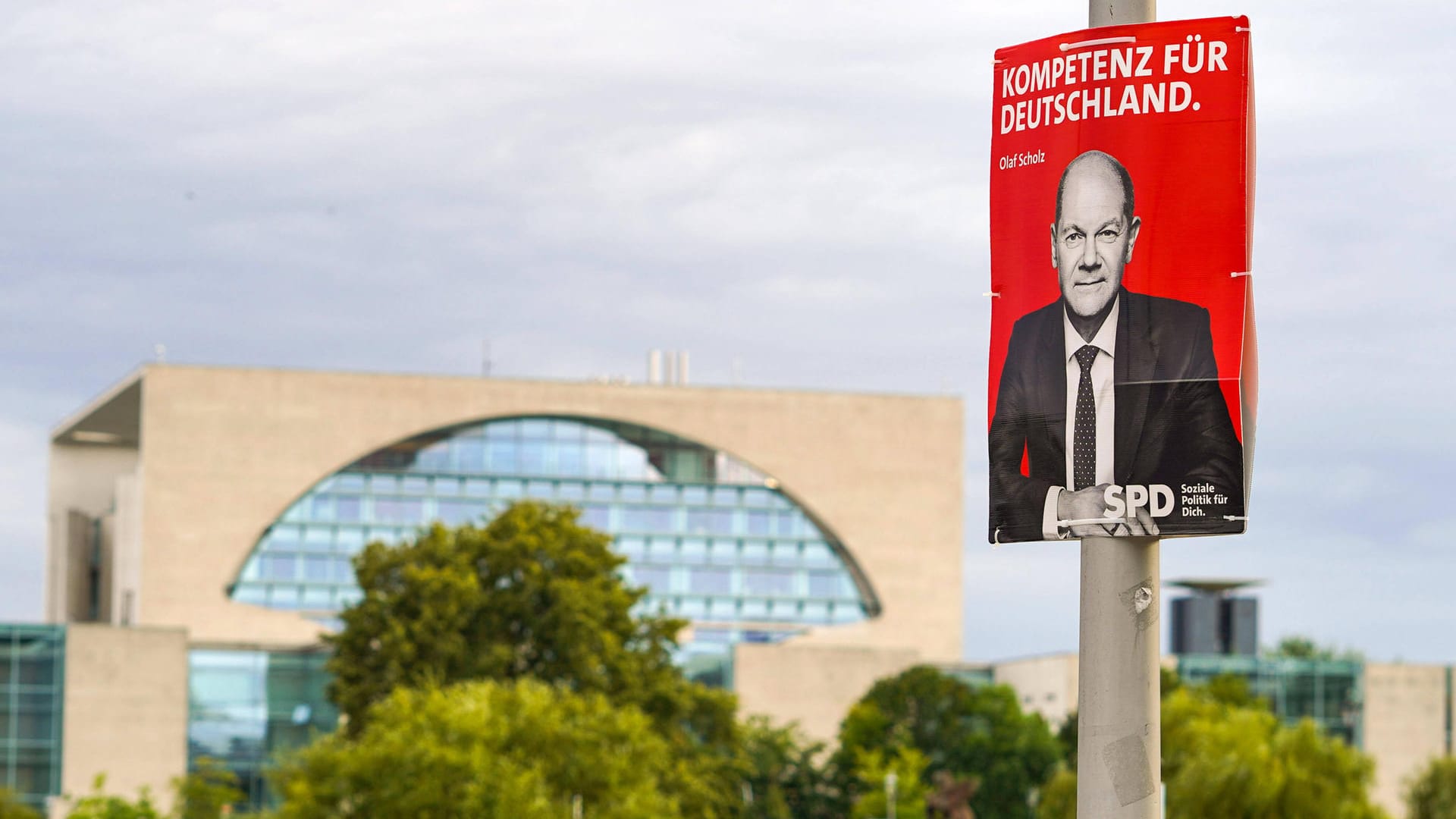 Olaf Scholz (SPD) auf einem Wahlkplakat, im Hintergrund das Bundeskanzleramt: Als Bundesminister saß Scholz bereits zweimal in der Regierung. Jetzt will er Kanzler werden.