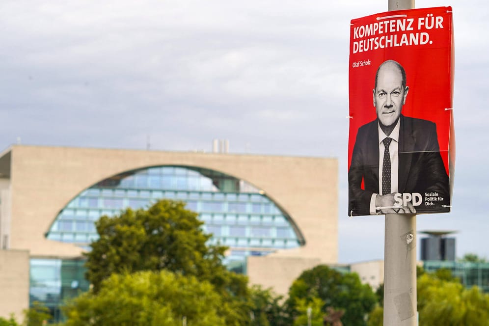 Olaf Scholz (SPD) auf einem Wahlkplakat, im Hintergrund das Bundeskanzleramt: Als Bundesminister saß Scholz bereits zweimal in der Regierung. Jetzt will er Kanzler werden.