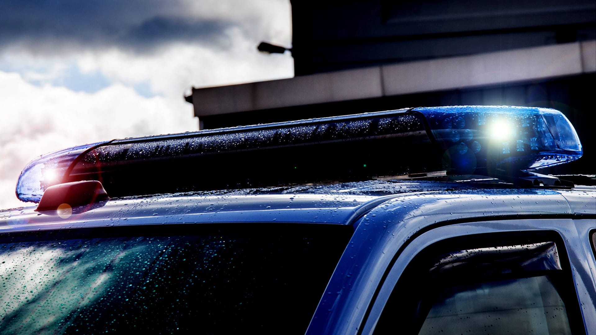 Ein Streifenwagen mit Blaulicht (Symbolbild): In Erftstadt ist es zu einem tödlichen Verkehrsunfall gekommen. Dabei kam ein Kind ums Leben. Ein Streifenwagen mit Blaulicht (Symbolbild): In Erftstadt ist es zu einem tödlichen Verkehrsunfall gekommen. Dabei kam ein Kind ums Leben.