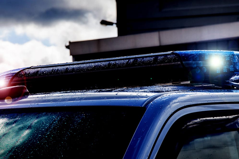 Ein Streifenwagen mit Blaulicht (Symbolbild): In Erftstadt ist es zu einem tödlichen Verkehrsunfall gekommen. Dabei kam ein Kind ums Leben.