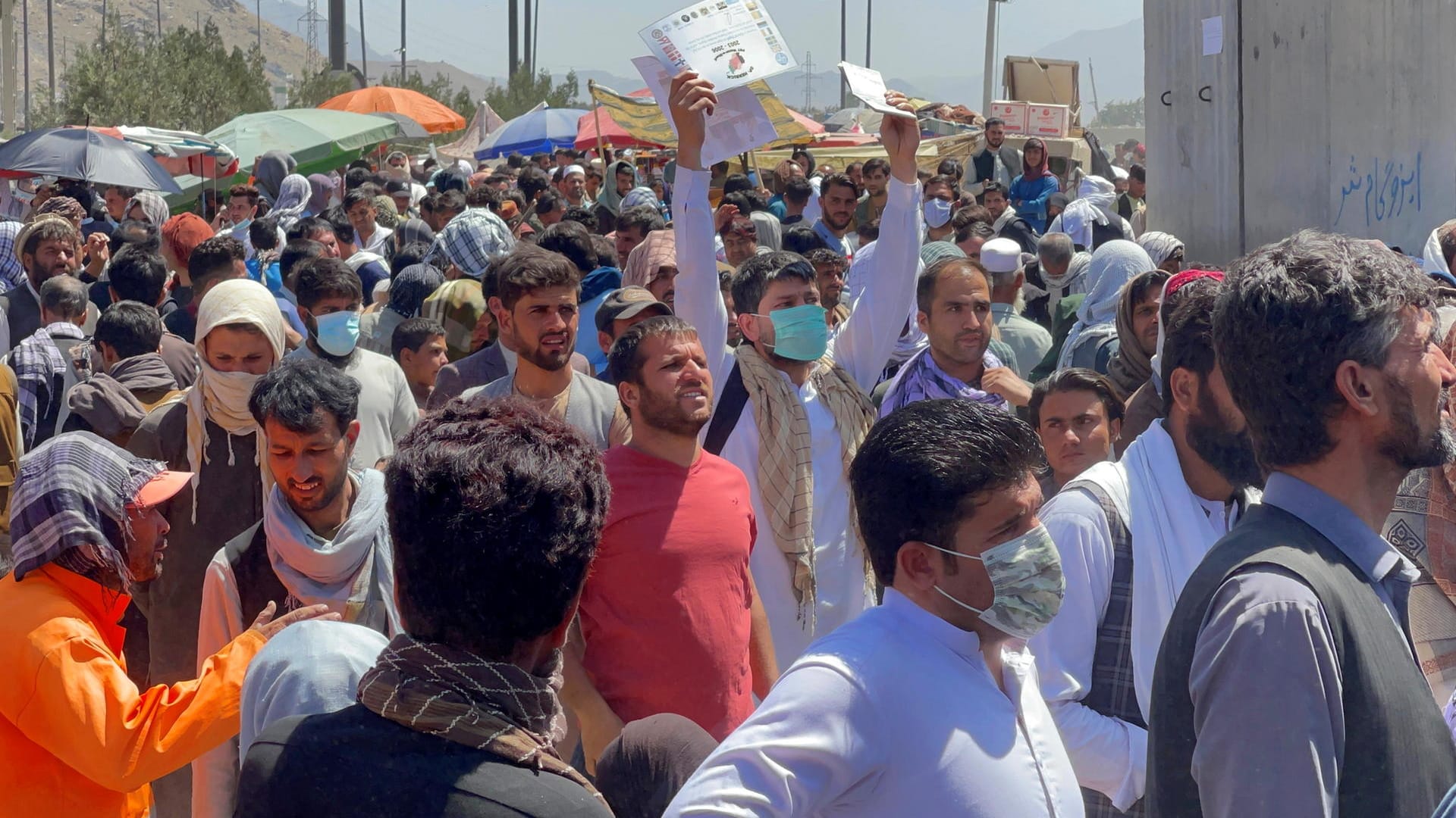 Menschen am Flughafen Kabul: Tausende hoffen noch darauf, irgendwie außer Landes zu kommen.