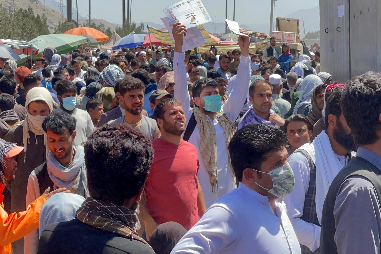 Menschen am Flughafen Kabul: Tausende hoffen noch darauf, irgendwie außer Landes zu kommen.