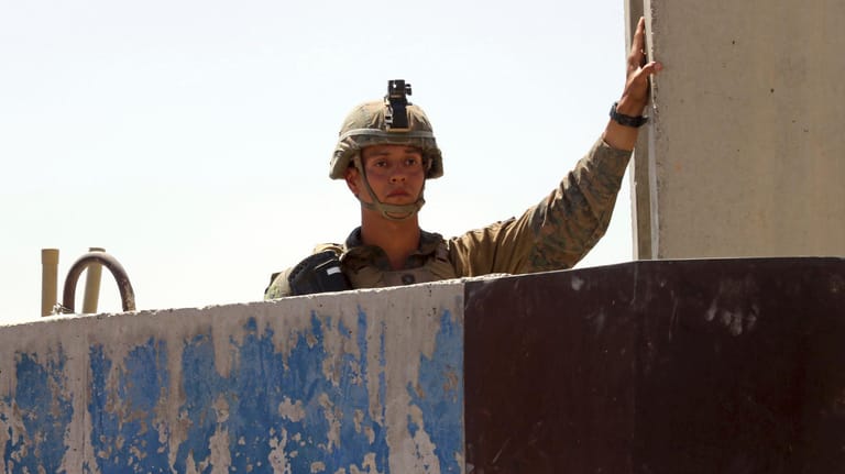 Ein US-Soldat hinter einer Mauer am Flughafen in Kabul: Mindestens zwölf US-Soldaten wurden bei den Anschlägen am Donnerstag getötet.