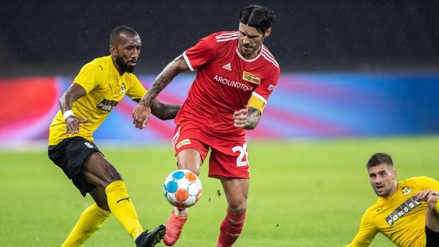 Kuopios Rangel (l) versucht Unions Christopher Trimmel (M) den Ball abzunehmen.