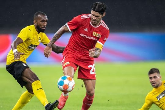 Kuopios Rangel (l) versucht Unions Christopher Trimmel (M) den Ball abzunehmen.