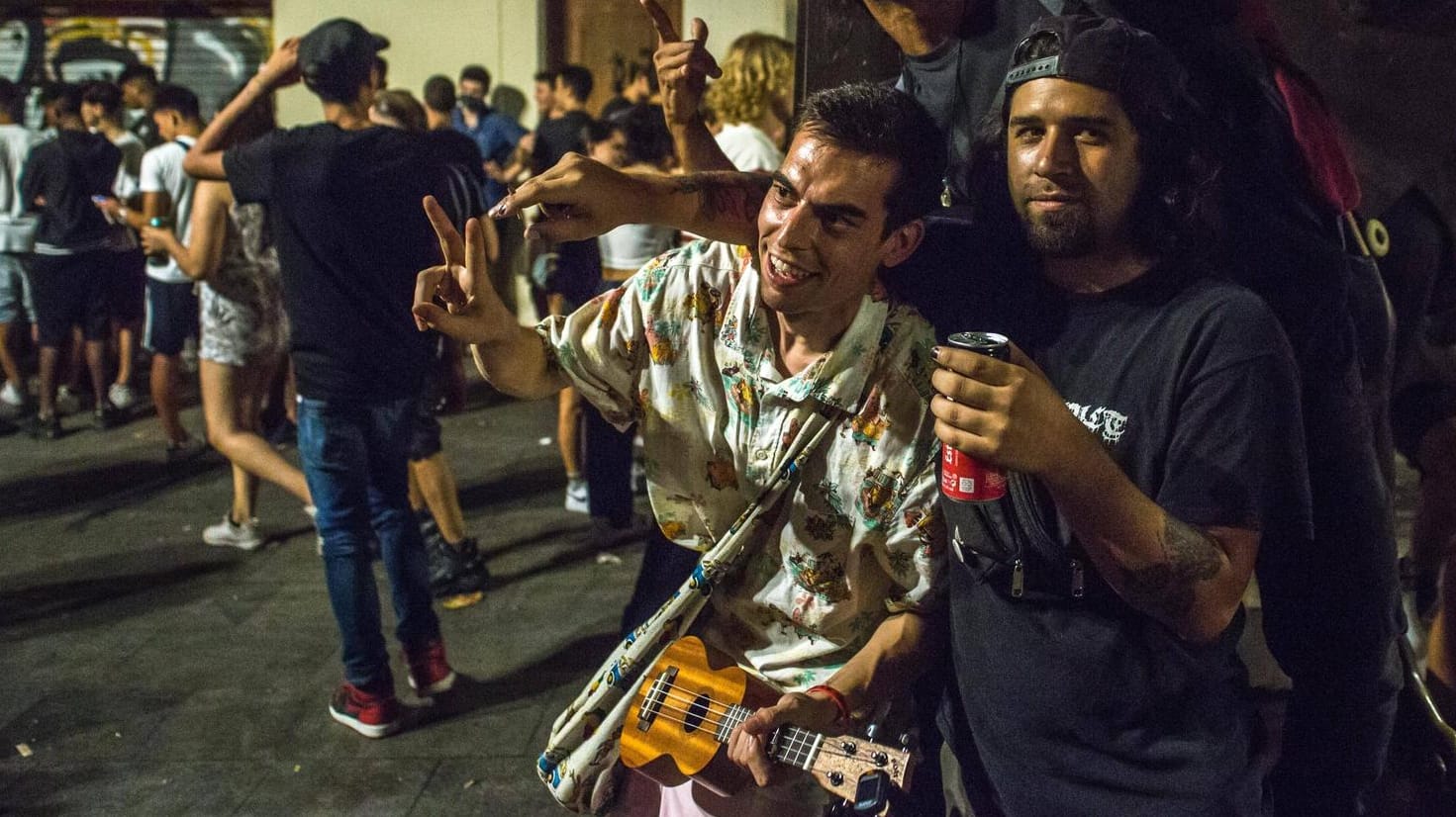 Barcelona: Menschen feiern das traditionelle Straßenfest im Bezirk Gracia.