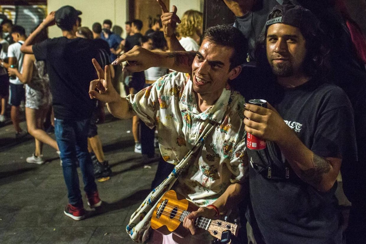 Barcelona: Menschen feiern das traditionelle Straßenfest im Bezirk Gracia.