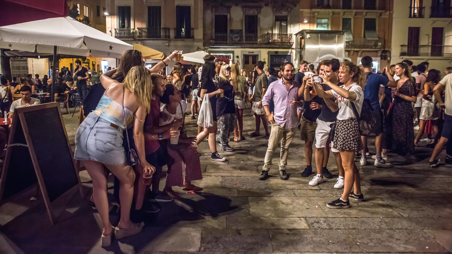 Partystimmung in Barcelona: Der Oberste Gerichtshof von Katalonien (TSJC) hat das Ende der nächtlichen Ausgangssperre in Barcelona festgesetzt.