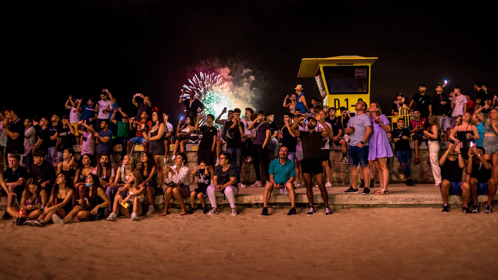 Sitges: Zuschauer verfolgen das traditionelle Feuerwerk an der Kirche San Bartolomeu während der "Festa Major de Sitges".