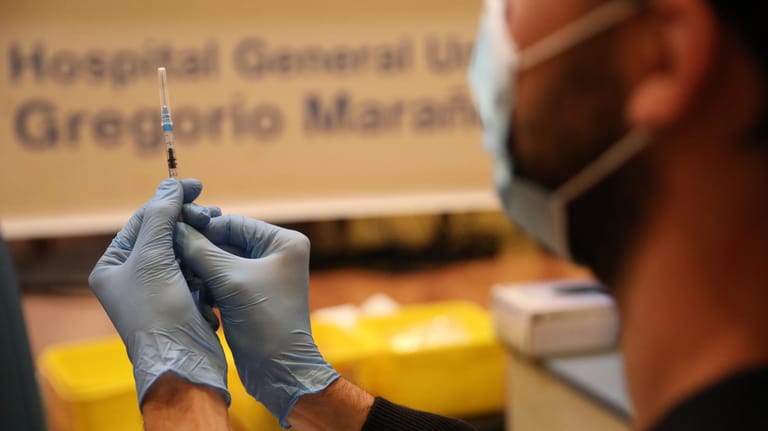 Madrid: Ein Mitarbeiter des Gesundheitswesens bereitet eine Spritze mit einem Corona-Impfstoff vor.