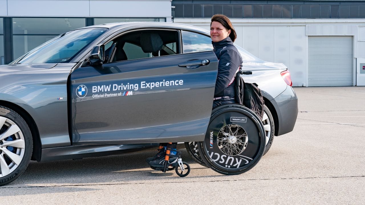 Auto-Expertin: Tina Schmidt-Kiendl leitet Fahrkurse für Menschen mit Handicap.