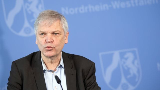 Hans-Albert Gehle, Präsident der Ärztekammer Westfalen-Lippe, spricht während einer Pressekonferenz. Hans-Albert Gehle, Präsident der Ärztekammer Westfalen-Lippe, spricht während einer Pressekonferenz.
