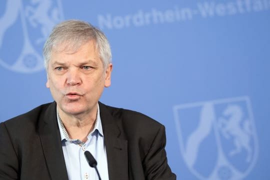 Hans-Albert Gehle, Präsident der Ärztekammer Westfalen-Lippe, spricht während einer Pressekonferenz.