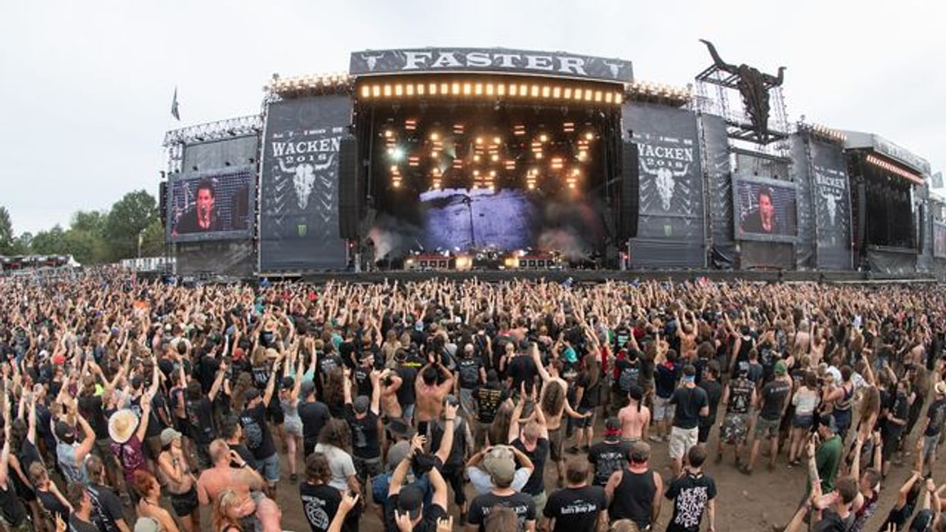Heavy-Metal-Fans beim Wacken Open Air Festival 2018.