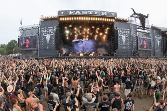 Heavy-Metal-Fans beim Wacken Open Air Festival 2018.