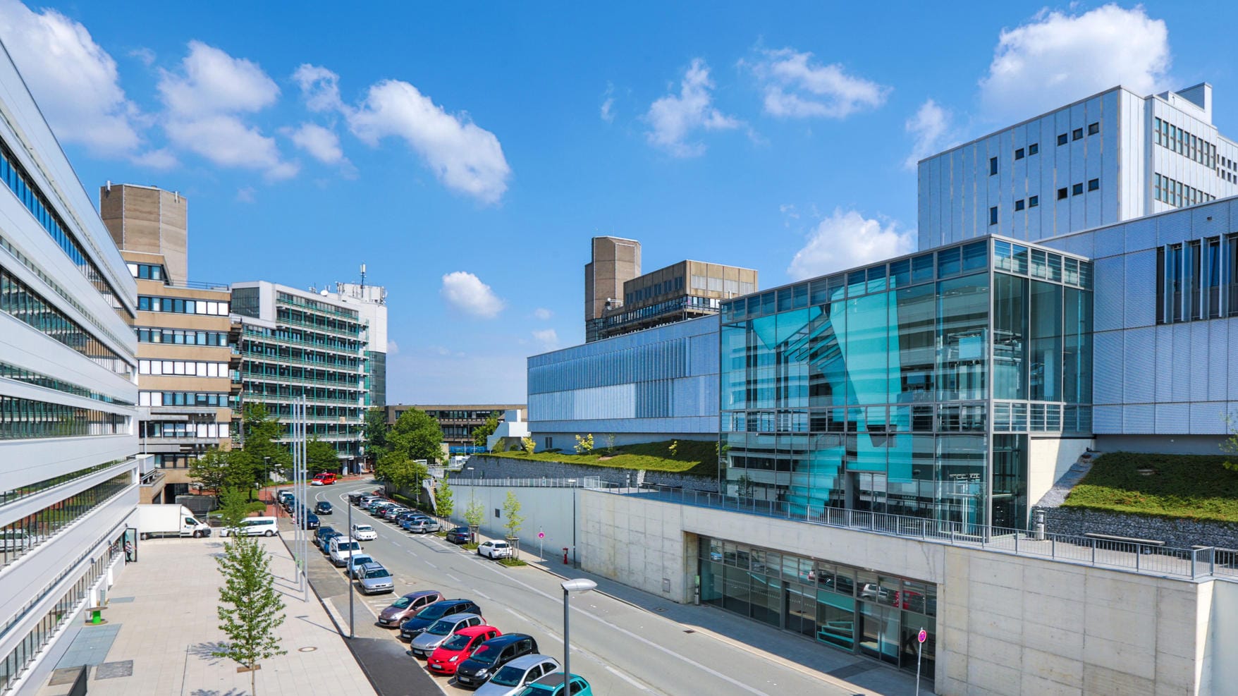 Der Campus Grifflenberg in der Wuppertaler Gaußstraße: Ob die Studierenden hier zum Wintersemester wieder in Präsenz da sein werden, ist noch unklar. Das hängt auch an der Impfquote, stellte die Uni nun klar.