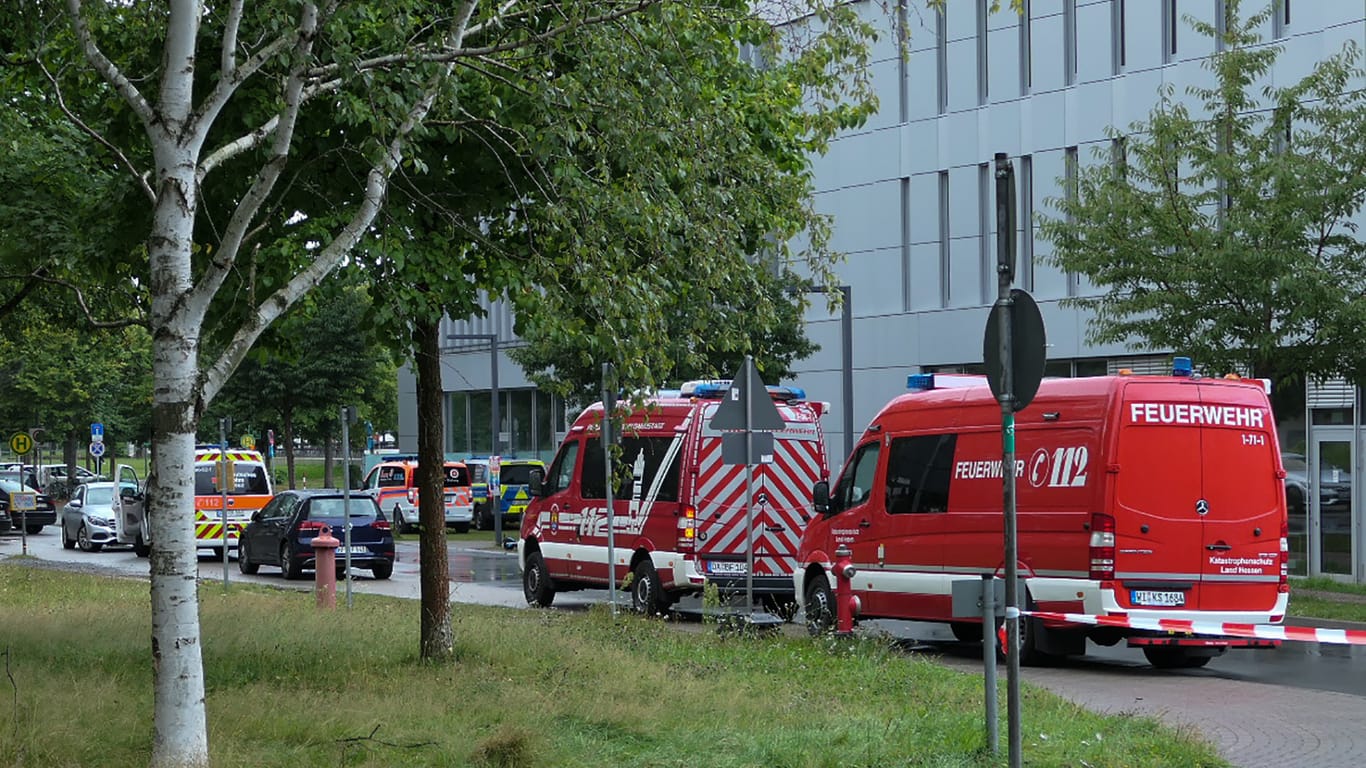 Einsatzfahrzeuge am Montag vor der TU Darmstadt: Mehrere Menschen wurden mit Vergiftungserscheinungen in ein Krankenhaus eingeliefert.