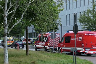 Einsatzfahrzeuge am Montag vor der TU Darmstadt: Mehrere Menschen wurden mit Vergiftungserscheinungen in ein Krankenhaus eingeliefert.