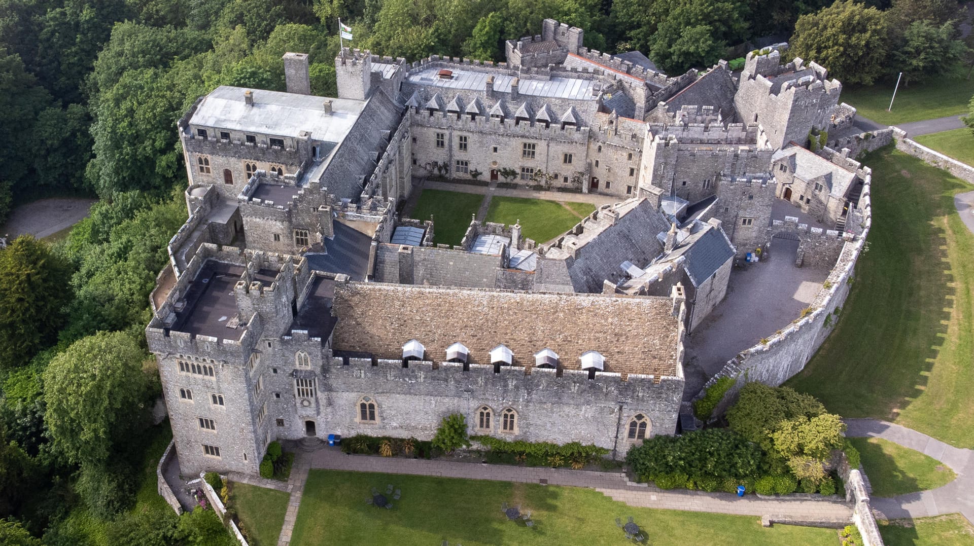 St Donat's Castle: Prinzessin Leonor aus Spanien und Prinzessin Alexia aus den Niederlanden sollen hier im UWC Atlantic College in Wales ihr Abitur machen.