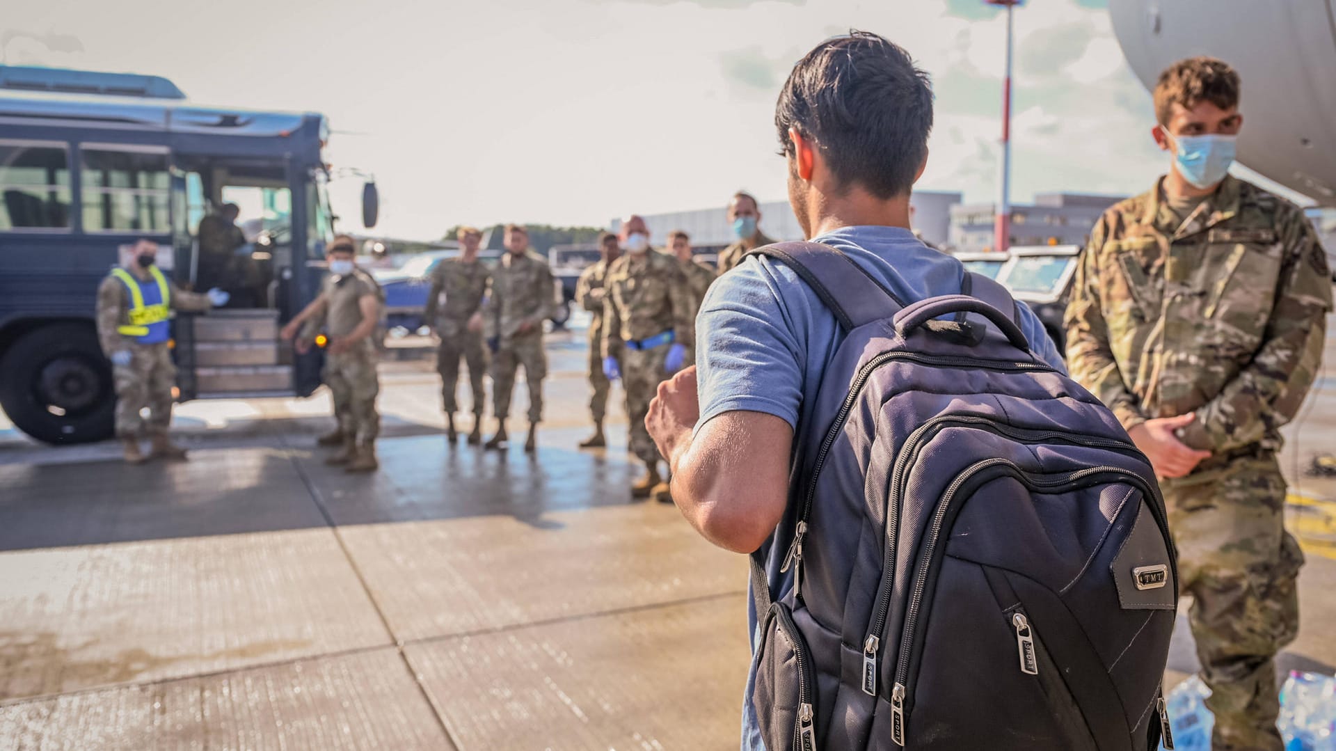 Afghanische Flüchtlinge kommen in Ramstein an: Mehr als 18.700 Menschen sind bislang auf den Stützpunkt gebracht worden.