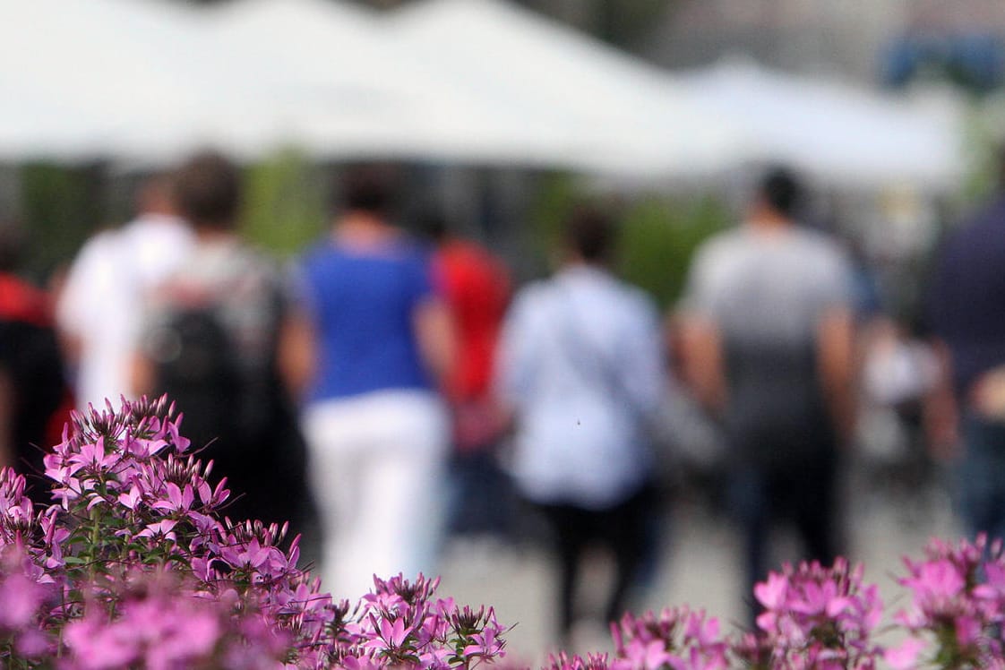 Das Leben blüht auf: Die aktuellen Corona-Werte geben allerdings keinen Anlass zur Freude – vor allem für eine Gruppe.