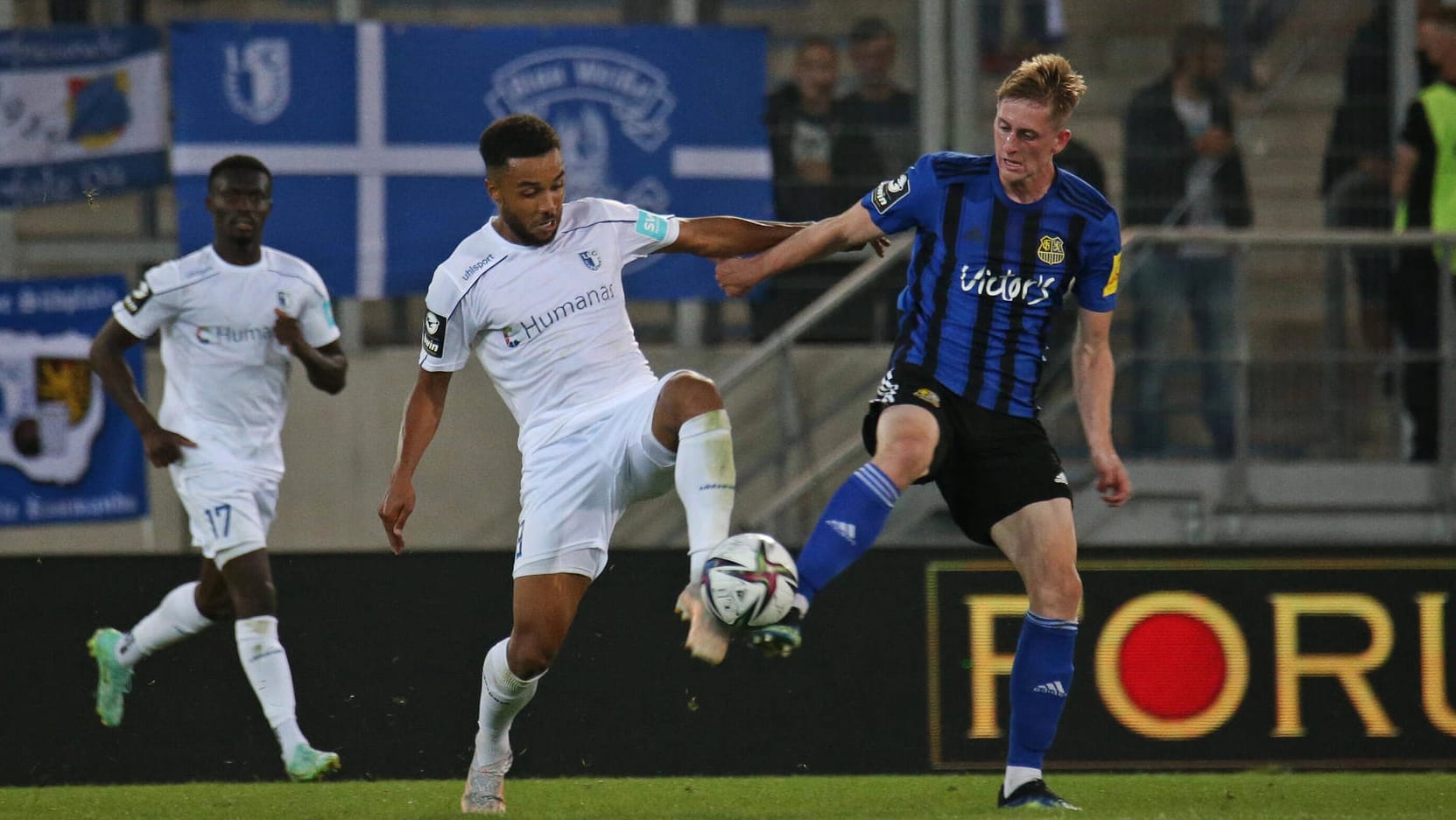 Duell unter der Woche: Magdeburgs Leon Bell (l.) gegen Saarbrückens Pius Krätschmer.