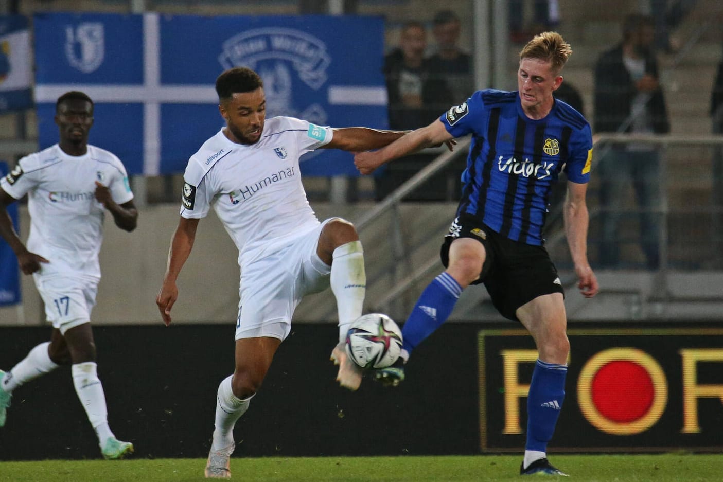 Duell unter der Woche: Magdeburgs Leon Bell (l.) gegen Saarbrückens Pius Krätschmer.