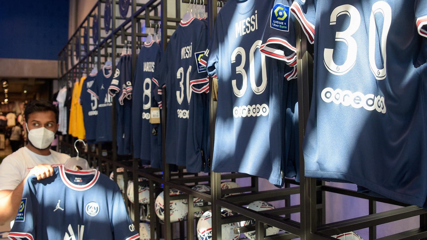 Trikots mit Lionel Messis Rückennummer 30 sind nicht nur im PSG-Store auf dem Champs-Elysees, sondern weltweit ausverkauft.